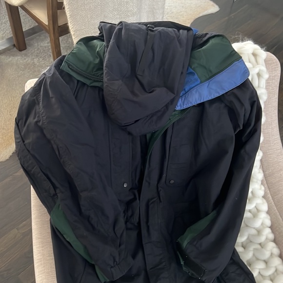 Patagonia blue and green windbreaker. - Picture 6 of 7